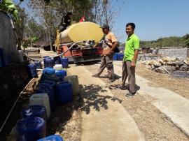 Pendistribusian Air Bersih Kapasitas 5.000 liter Warga Blado Sangat Berterimakasih